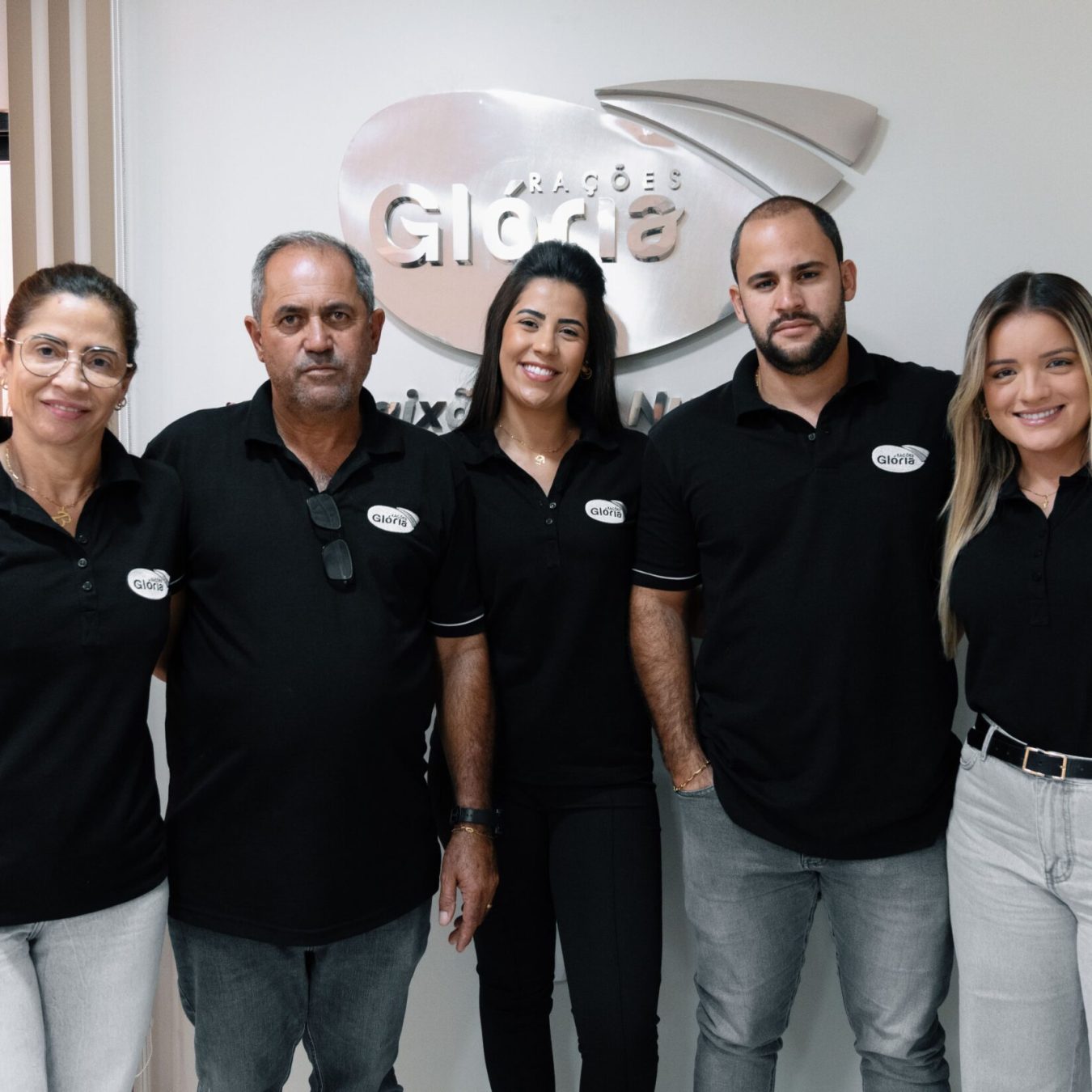 Juntos, alimentando o mundo com dedicação e paixão. Equipe Glória, unida pelo compromisso de oferecer o melhor em cada ração!